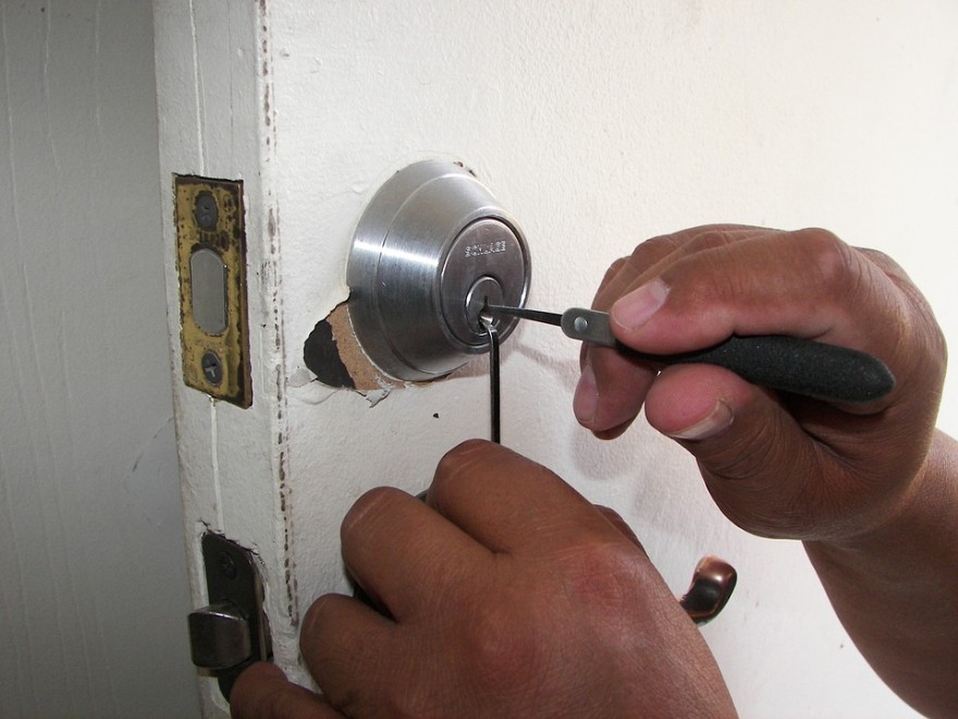 Simple techniques to pick a lock
